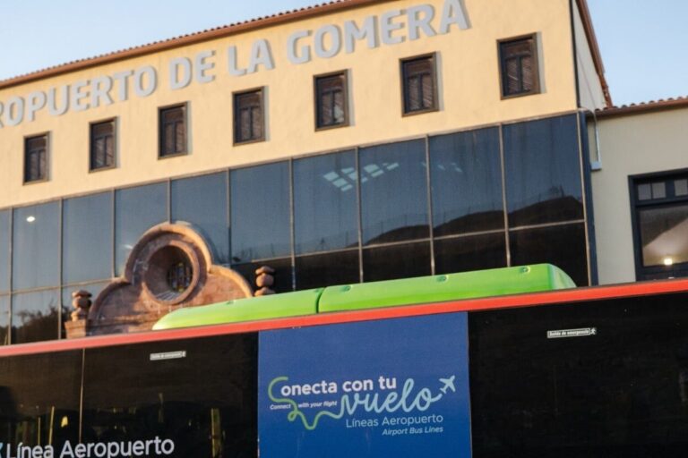 Nuevos elementos identificativos de una de las guaguas que conecta con el Aeropuerto