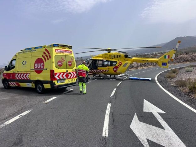 PERSONAL DEL SUC ASISTE A UN MOTORISTA HERIDO TRAS UNA SALIDA DE VÍA EN GUÍA DE ISORA 1-8-26