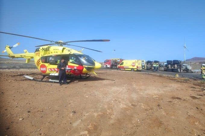 RECUPERAN A UN HOMBRE DE UNA PARADA CARDIORRESPIRATORIA TRAS VOLCAR EL CAMIÓN CON EL QUE CIRCULABA POR LA OLIVA-FUERTEVENTURA 5-8-26