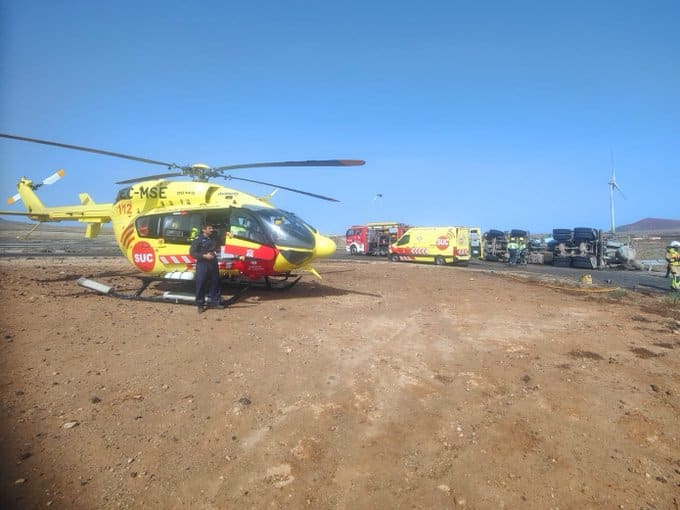 RECUPERAN A UN HOMBRE DE UNA PARADA CARDIORRESPIRATORIA TRAS VOLCAR EL CAMIÓN CON EL QUE CIRCULABA POR LA OLIVA-FUERTEVENTURA 5-8-26