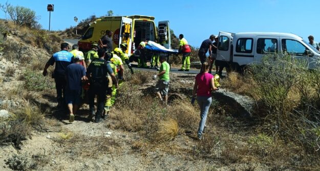 RESCATADO UN HOMBRE HERIDO GRAVE TRAS PRECIPITARSE UN VEHÍCULO POR UN BARRANCO EN ARICO2 29-8-26