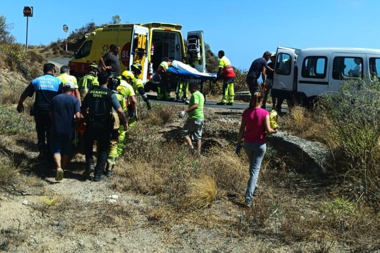 RESCATADO UN HOMBRE HERIDO GRAVE TRAS PRECIPITARSE UN VEHÍCULO POR UN BARRANCO EN ARICO2 29-8-26