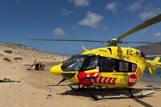 UN HOMBRE ES EVACUADO EN HELICÓPTERO MEDICALIZADO DEL SUC TRAS SUFRIR UN AHOGAMIENTO EN UNA PLAYA DE LA GRACIOSA-LANZAROTE 11-8-26