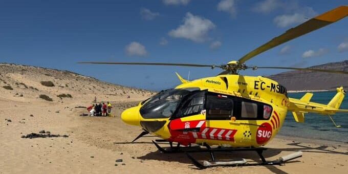 UN HOMBRE ES EVACUADO EN HELICÓPTERO MEDICALIZADO DEL SUC TRAS SUFRIR UN AHOGAMIENTO EN UNA PLAYA DE LA GRACIOSA-LANZAROTE 11-8-26