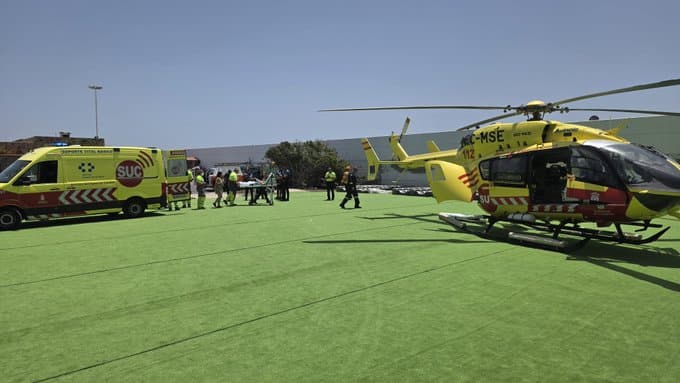 UNA MENOR TRASLADADA EN UN HELICÓPTERO MEDICALIZADO DEL SUC EN ESTADO GRAVE TRAS SER ASISTIDA POR AHOGAMIENTO EN UNA PLAYA DE MOGÁN-GRAN CANARIA 14-8-26