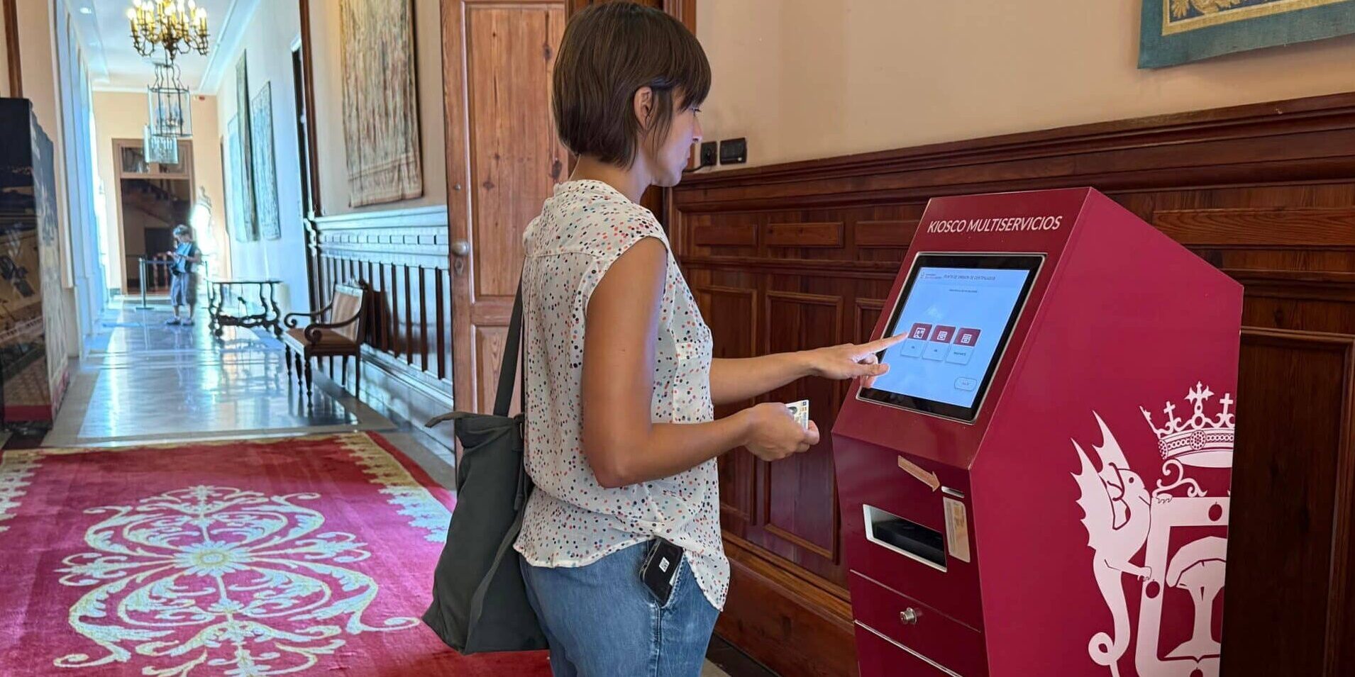 ciudadano sacando certificado en el ayuntamiento