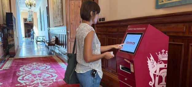 ciudadano sacando certificado en el ayuntamiento