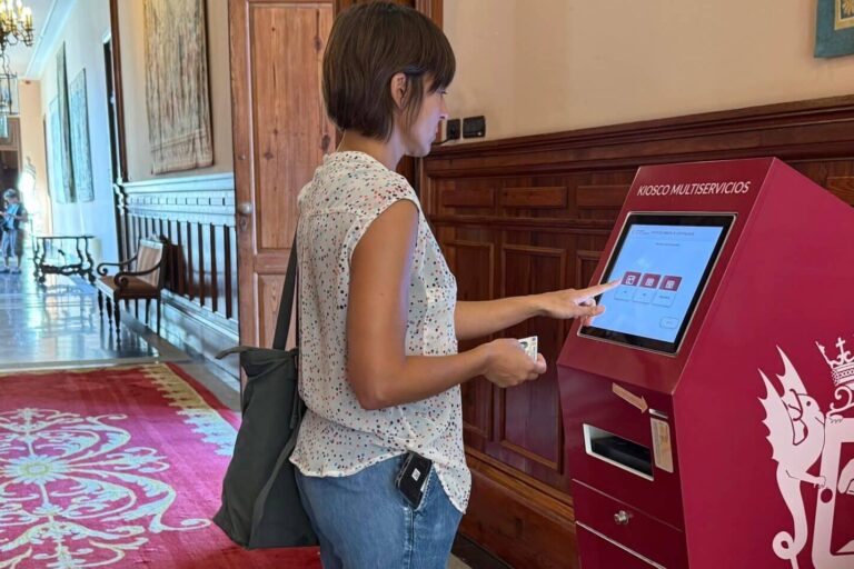 ciudadano sacando certificado en el ayuntamiento