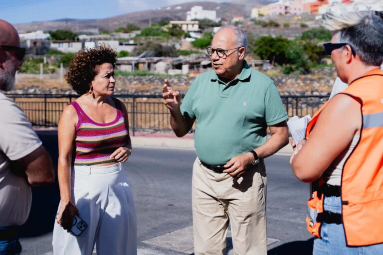 110926 El presidente del Cabildo de La Gomera, Casimiro Curbelo, y la alcaldesa de San Sebastián, Anfgélica Padilla, durante la visita de una de las obras