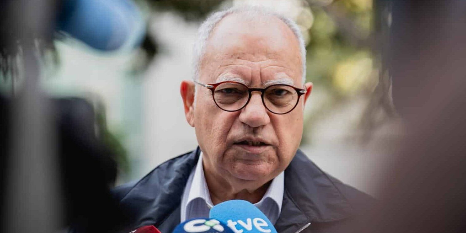 160926 El presidente del Cabildo, Casimiro Curbelo, atendiendo a los medios de comunicación en las instalaciones del Hospital Insular de La Gomera