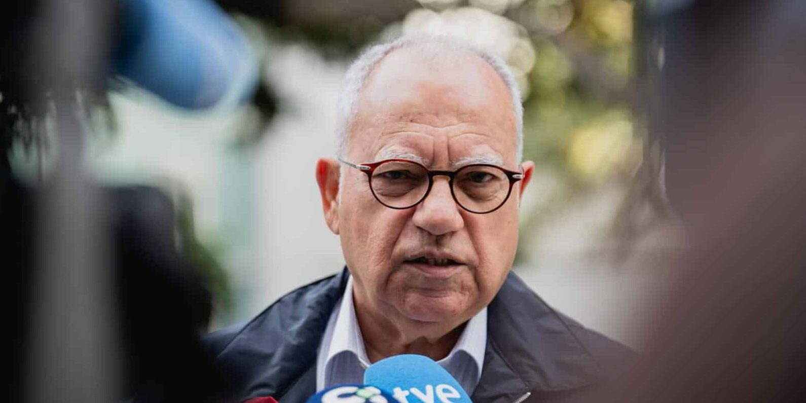 160926 El presidente del Cabildo, Casimiro Curbelo, atendiendo a los medios de comunicación en las instalaciones del Hospital Insular de La Gomera