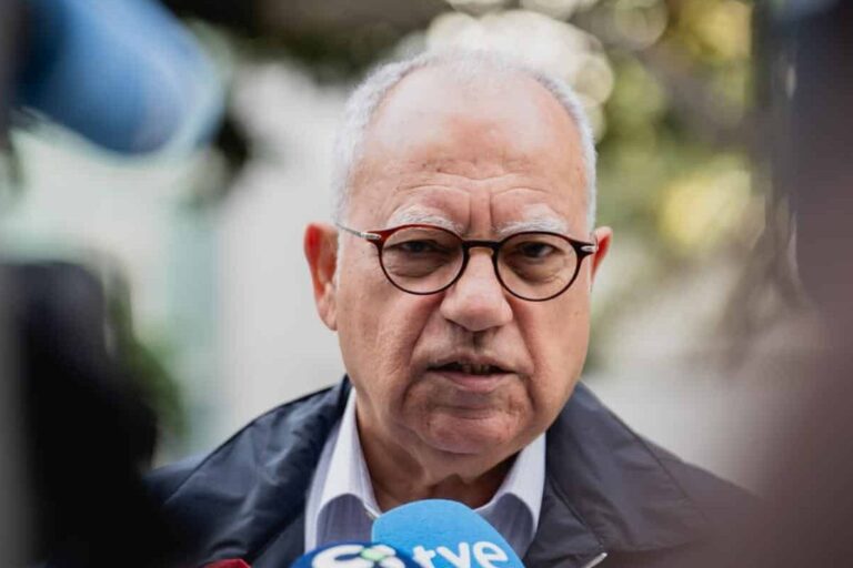 160926 El presidente del Cabildo, Casimiro Curbelo, atendiendo a los medios de comunicación en las instalaciones del Hospital Insular de La Gomera
