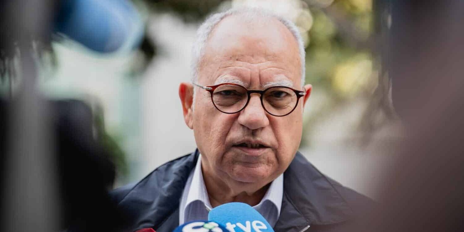 160926 El presidente del Cabildo, Casimiro Curbelo, atendiendo a los medios de comunicación en las instalaciones del Hospital Insular de La Gomera