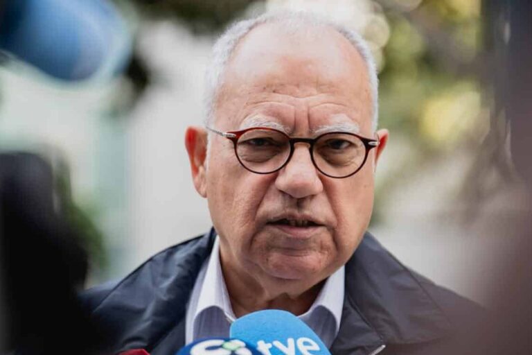 160926 El presidente del Cabildo, Casimiro Curbelo, atendiendo a los medios de comunicación en las instalaciones del Hospital Insular de La Gomera