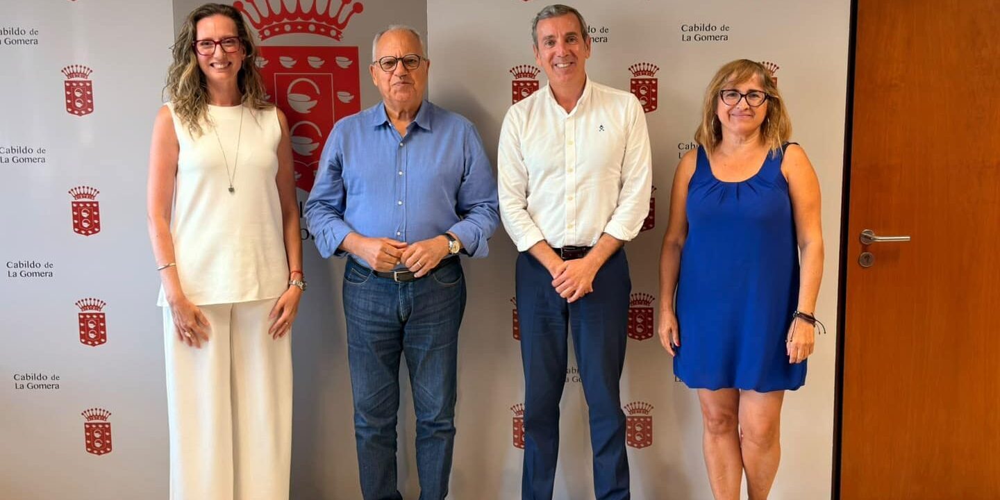 180926 El presidente del Cabildo y el director general de Hemodonación y Hemoterapia, junto a la consejera del Cabildo y la técnica de la Dirección General
