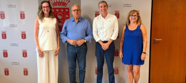 180926 El presidente del Cabildo y el director general de Hemodonación y Hemoterapia, junto a la consejera del Cabildo y la técnica de la Dirección General