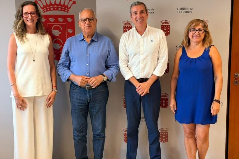 180926 El presidente del Cabildo y el director general de Hemodonación y Hemoterapia, junto a la consejera del Cabildo y la técnica de la Dirección General