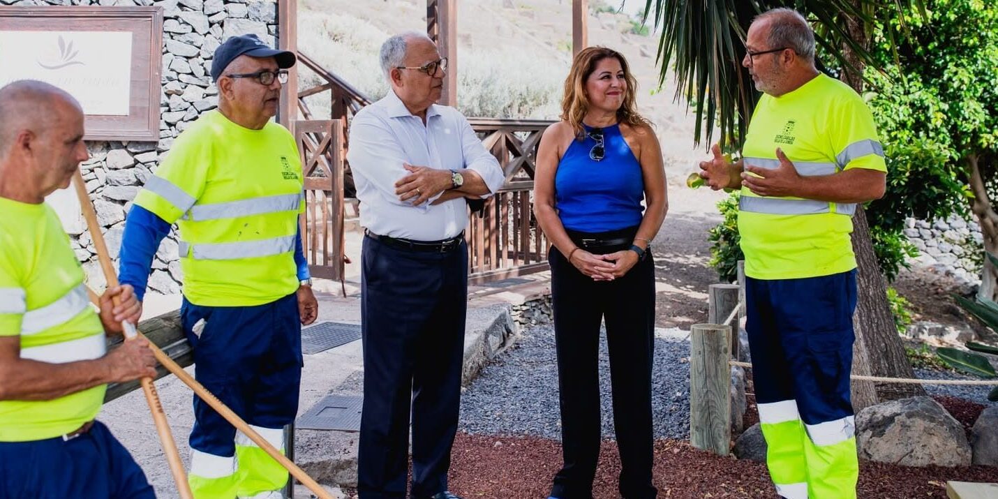 210926 El presidente del Cabildo de La Gomera, Casimiro Curbelo, y la alcaldesa de Hermigua, Solveida Clemente, junto a trabajadores del proyecto
