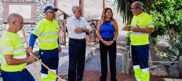 210926 El presidente del Cabildo de La Gomera, Casimiro Curbelo, y la alcaldesa de Hermigua, Solveida Clemente, junto a trabajadores del proyecto