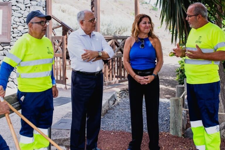 210926 El presidente del Cabildo de La Gomera, Casimiro Curbelo, y la alcaldesa de Hermigua, Solveida Clemente, junto a trabajadores del proyecto