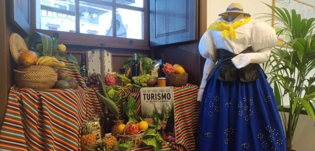 250926 Bodegón expositivo en la oficina de Turismo de San Sebastián de La Gomera por el Día del Turismo (1)