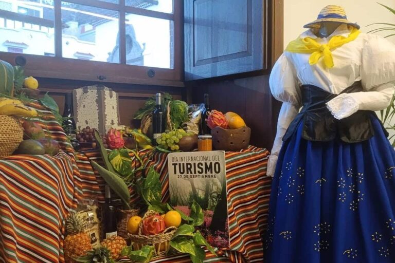 250926 Bodegón expositivo en la oficina de Turismo de San Sebastián de La Gomera por el Día del Turismo (1)