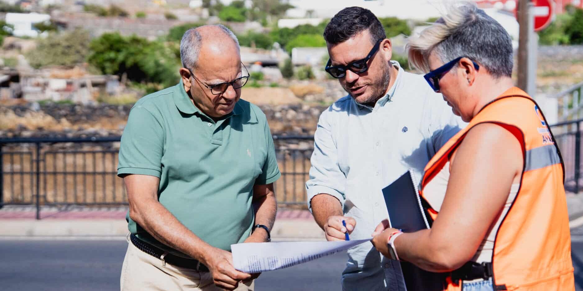 300926 El presidente del Cabildo, Casimiro Curbelo, junto al gerente del Consejo Insular de Aguas de La Gomera, Itamar Morales
