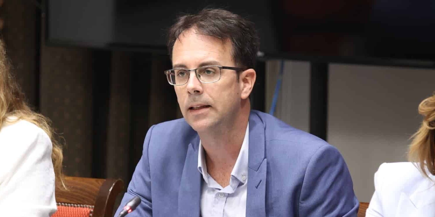 Adasat Reyes, vicepresidente primero del Cabildo de La Gomera en el Parlamento