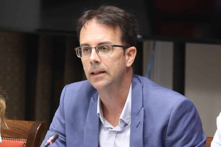 Adasat Reyes, vicepresidente primero del Cabildo de La Gomera en el Parlamento