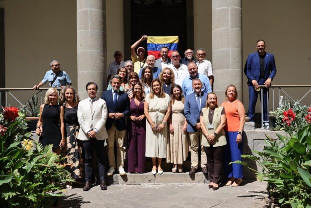 Asociaciones venezolanas asistentes al Parlamento de Canarias junto a diputados y diputadas regionales