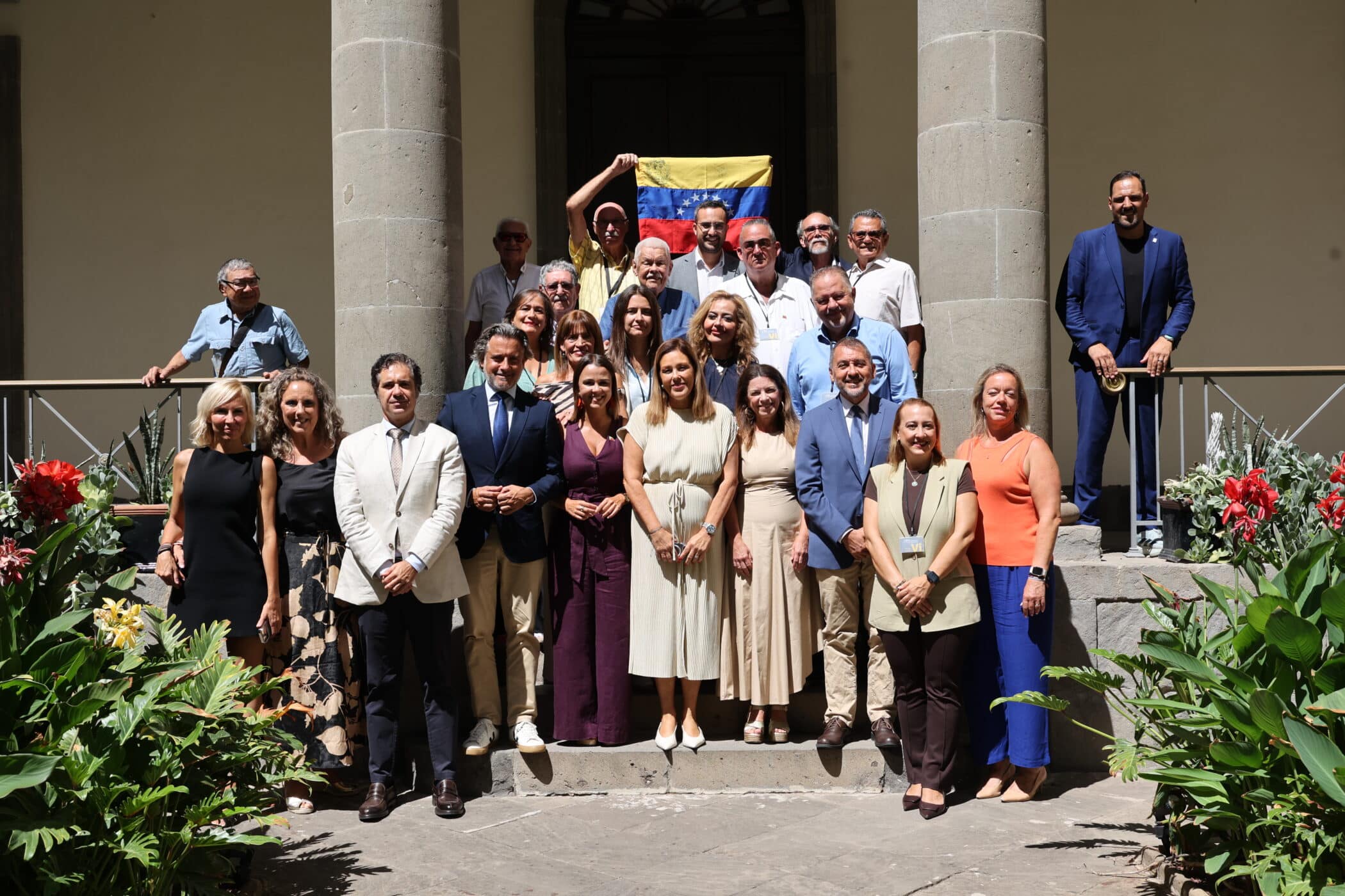 Asociaciones venezolanas asistentes al Parlamento de Canarias junto a diputados y diputadas regionales
