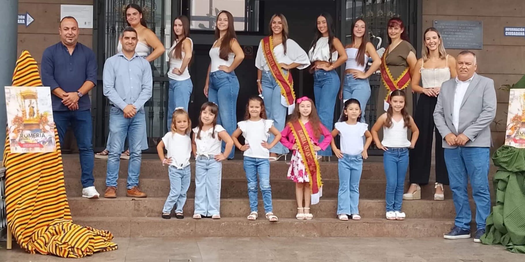 Concejales, candidatas y Romeras del año pasado en la puerta del Ayuntamiento