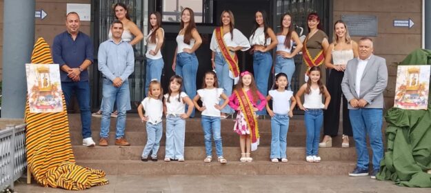 Concejales, candidatas y Romeras del año pasado en la puerta del Ayuntamiento
