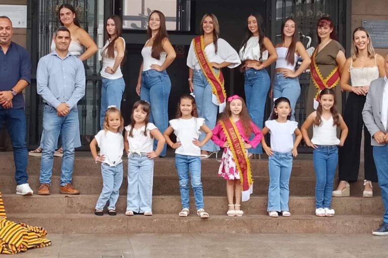 Concejales, candidatas y Romeras del año pasado en la puerta del Ayuntamiento