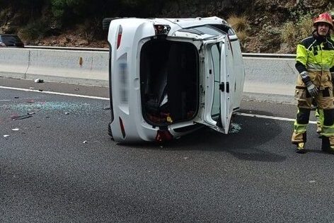 DOS HERIDOS-UNO DE CARÁCTER MODERADO-EN LA COLISIÓN DE DOS TURISMOS Y POSTERIOR VUELCO LATERAL DE UNO DE ELLOS EN LA TF-5 A SU PASO POR LA MATANZA SENTIDO SANTA CRUZ 23-9-26
