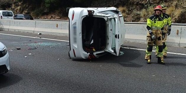 DOS HERIDOS-UNO DE CARÁCTER MODERADO-EN LA COLISIÓN DE DOS TURISMOS Y POSTERIOR VUELCO LATERAL DE UNO DE ELLOS EN LA TF-5 A SU PASO POR LA MATANZA SENTIDO SANTA CRUZ 23-9-26