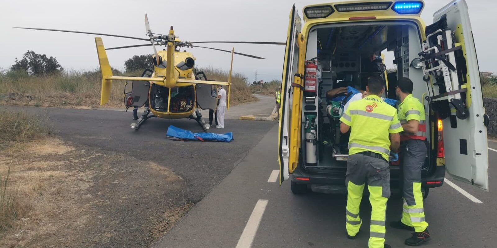 EL HELICÓPTERO MEDICALIZADO DEL SUC TRASLADA A UN HERIDO GRAVE TRAS CAÍDA ACCIDENTAL DESDE EL TEJADO DE LA VIVIENDA 28-9-26