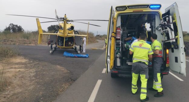 EL HELICÓPTERO MEDICALIZADO DEL SUC TRASLADA A UN HERIDO GRAVE TRAS CAÍDA ACCIDENTAL DESDE EL TEJADO DE LA VIVIENDA 28-9-26