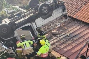 HOMBRE HERIDO TRAS PRECIPITARSE EL VEHÍCULO EN EL QUE CIRCULABA HACIA LA AZOTEA DE UNA VIVIENDA EN SANTA ÚRSULA 5-9-26