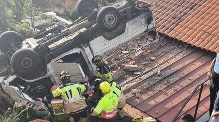 HOMBRE HERIDO TRAS PRECIPITARSE EL VEHÍCULO EN EL QUE CIRCULABA HACIA LA AZOTEA DE UNA VIVIENDA EN SANTA ÚRSULA 5-9-26