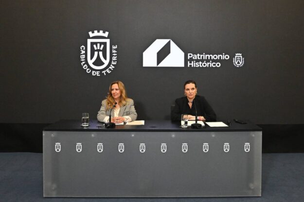 La presidenta del Cabildo de Tenerife Rosa Dávila y la directora insular de Patrimonio, Isabel de Esteban 001