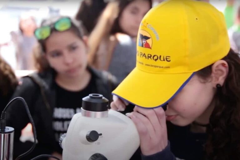 Más de 42.000 escolares consolidan al Grupo Loro Parque