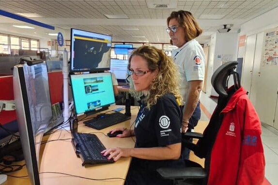 PERSONAL DEL SUC ASISTE A UN HOMBRE HERIDO TRAS SER ATROPELLADO EN LA OROTAVA 14-9-26