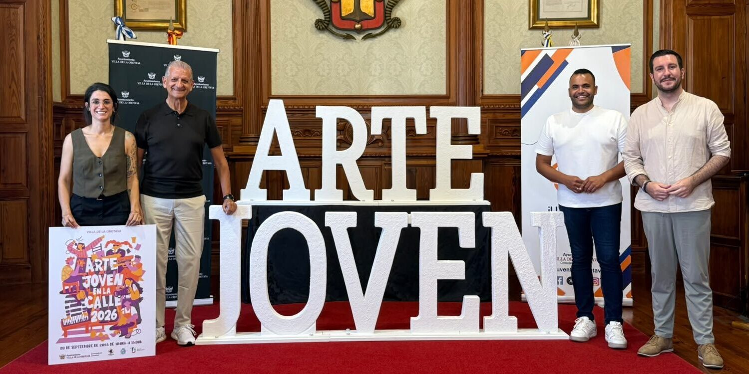 PRESENTACIÓN ARTE JOVEN alcalde y concejal con consejero insular de juventud y autora cartel anunciador
