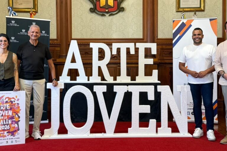 PRESENTACIÓN ARTE JOVEN alcalde y concejal con consejero insular de juventud y autora cartel anunciador