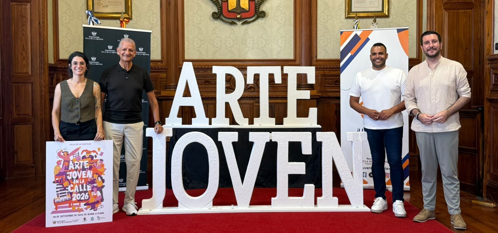 PRESENTACIÓN ARTE JOVEN alcalde y concejal con consejero insular de juventud y autora cartel anunciador