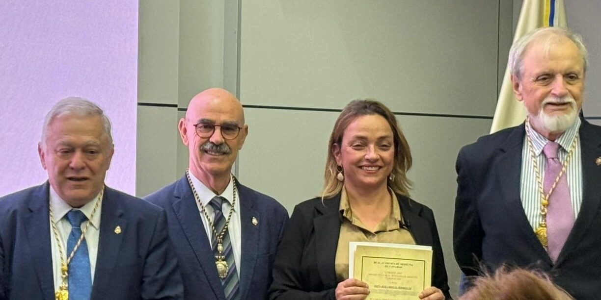 Rosa Miguel (nefróloga) recoge premio Real Academia Medicina