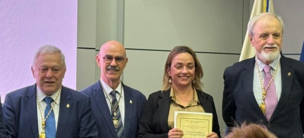 Rosa Miguel (nefróloga) recoge premio Real Academia Medicina