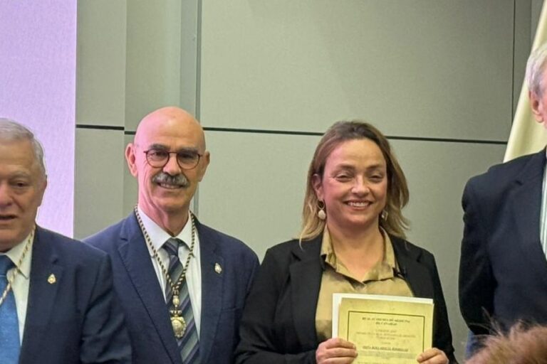 Rosa Miguel (nefróloga) recoge premio Real Academia Medicina