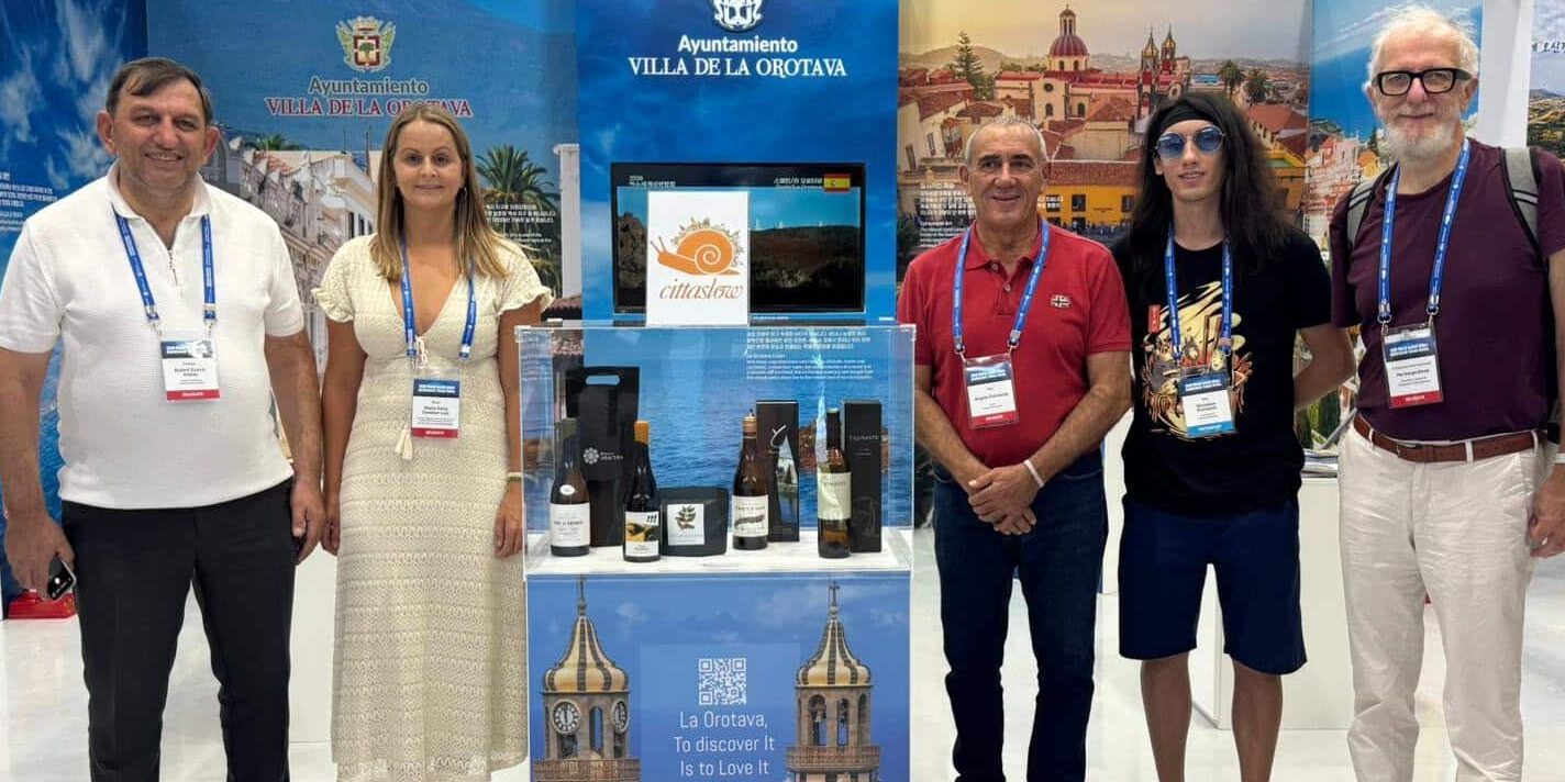 concejala de Turismo Delia Escobar con presidente Cittaslow y otros representantes de la red